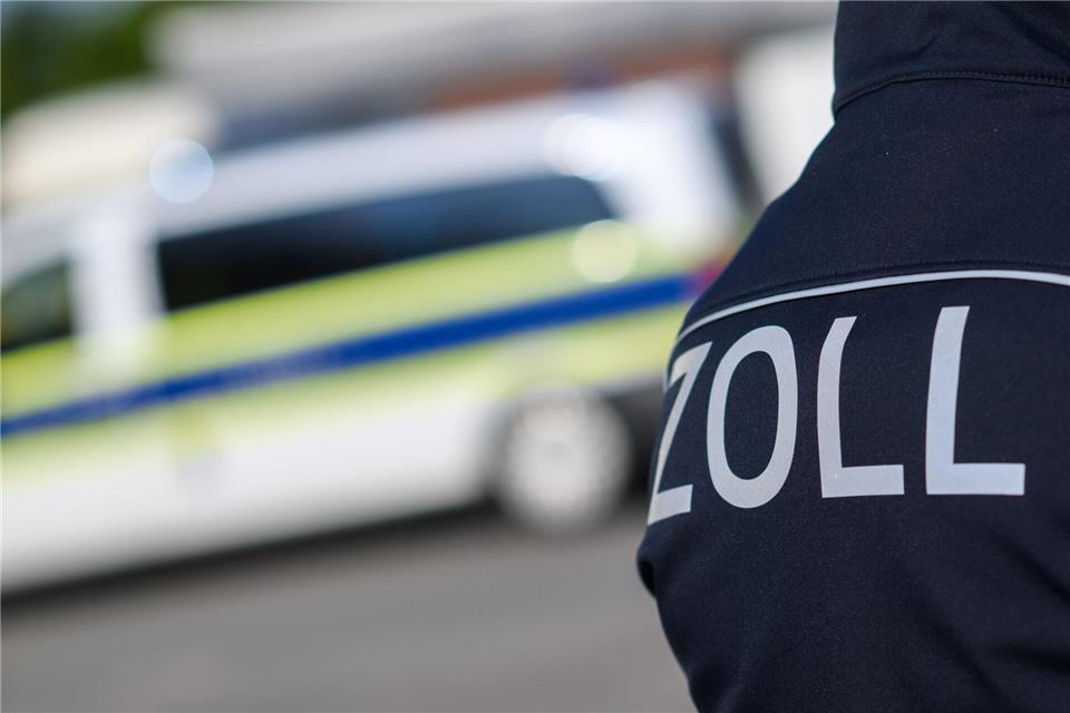 Immer wieder entdeckt der Zoll auf Schiffen in Mecklenburg-Vorpommern illegal eingeführte Güter. (Symbolbild)Julian Stratenschulte/dpa