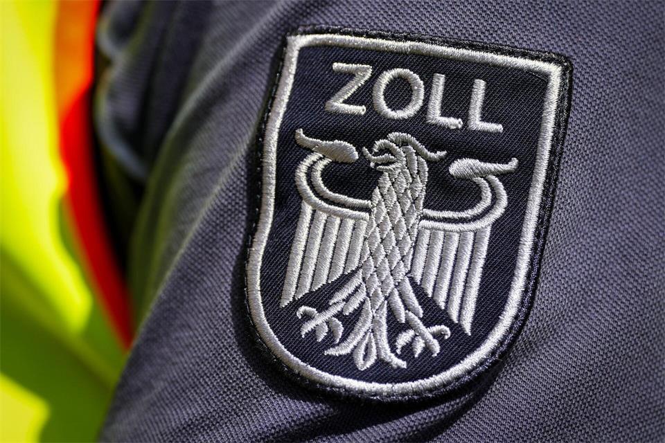 Immer wieder erwischt der Zoll Reisende mit zu viel Gold im Gepäck. (Symbolbild)Soeren Stache/dpa