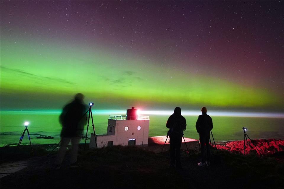 Immer wieder faszinierend: Fotografen beobachten Polarlichter über dem Leuchtturm von Bamburgh.Owen Humphreys/Pa Media Assignme/PA Wire/dpa