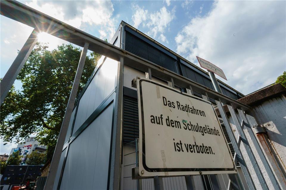 Immer wieder findet an Schulen in Hessen der Unterricht in Containern statt. (Symbolbild)Andreas Arnold/dpa