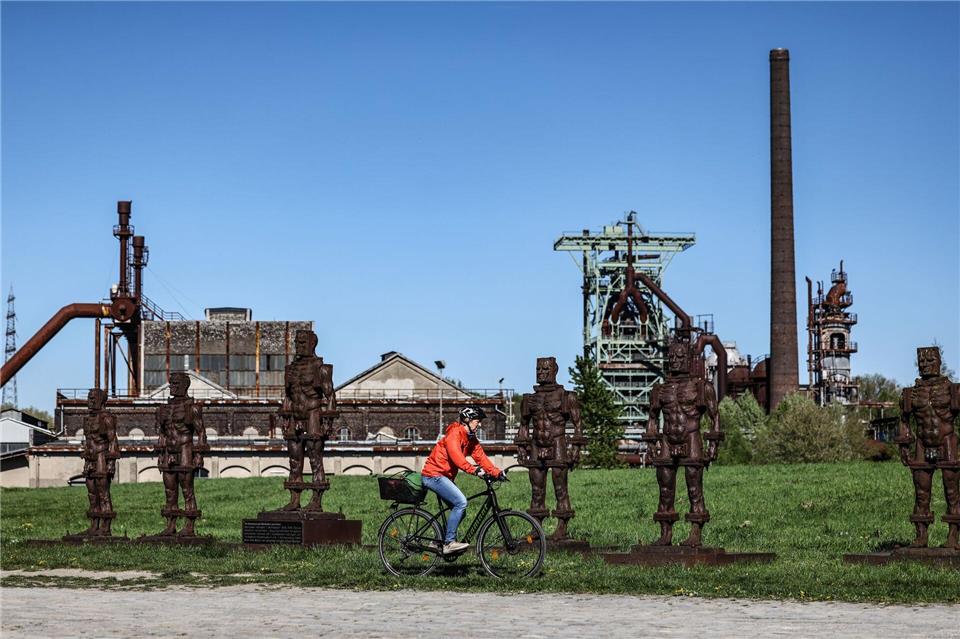 Immer wieder führt die Strecke an alten Industriedenkmälern vorbei - hier das Stahlwerk Henrichshütte in Hattingen.Oliver Berg/dpa