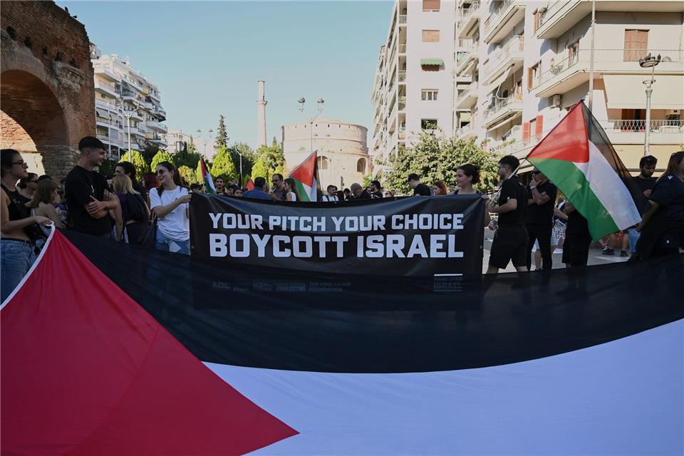 Immer wieder gab es zuletzt Proteste für Palästina und gegen Israel - auch rund um Sportveranstaltungen.Giannis Papanikos/AP/dpa