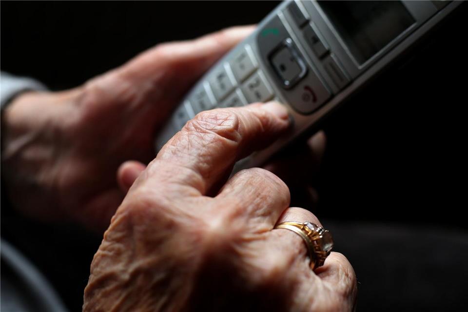 Immer wieder geben sich Betrüger am Telefon als Bankmitarbeiter aus und bringen Senioren um ihr Erspartes. (Symbolbild)Karl-Josef Hildenbrand/dpa