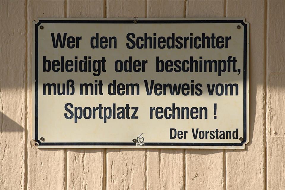 Todesdrohung gegen 12 Jahre alten Referee? Verband ermittelt  Immer wieder gibt es Beleidigungen gegen Schiedsrichter.Robert Michael/dpa-Zentralbild/dpa