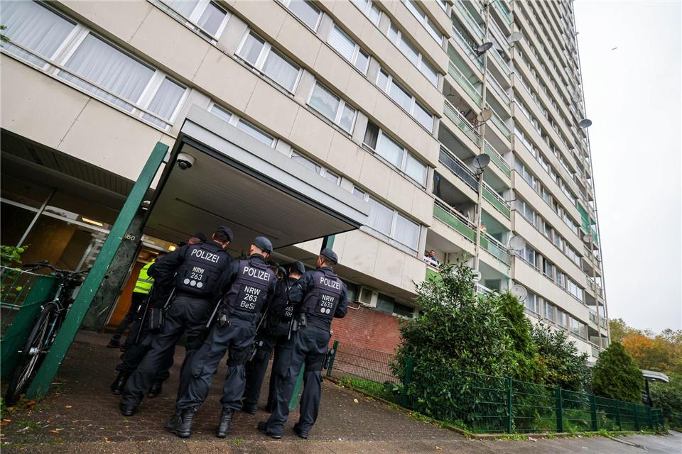 Immer wieder gibt es Polizeieinsätze oder große Sozialbetrugs-Kontrollen im „Weißen Riesen“. (Archivbild)Christoph Reichwein/dpa