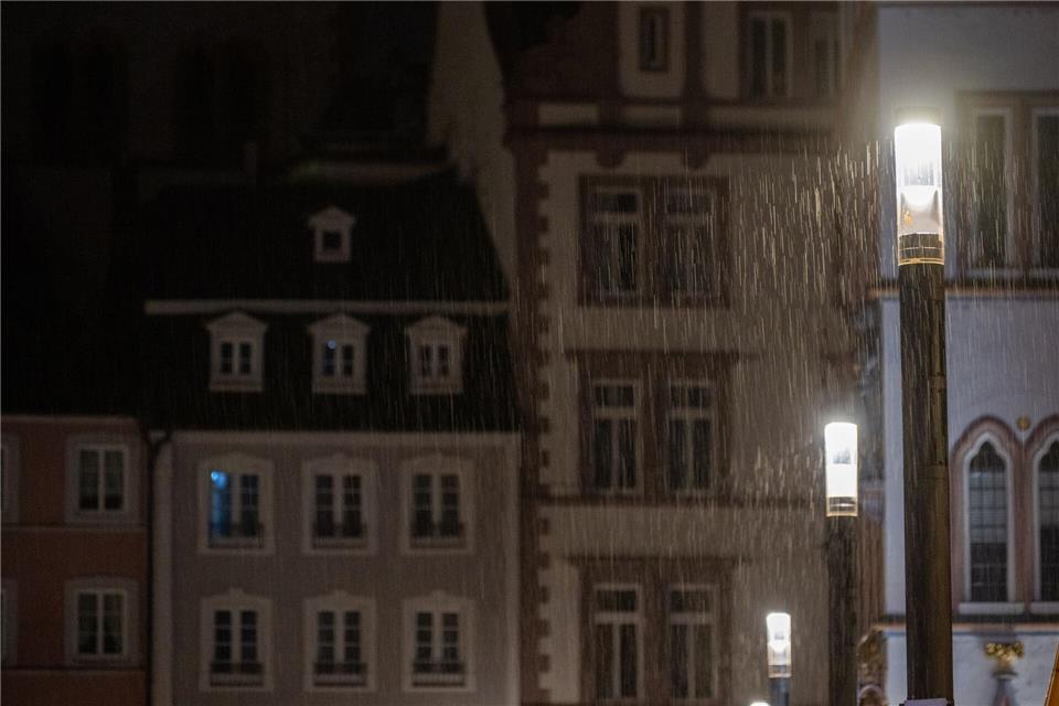 Immer wieder ist in den kommenden Tagen mit Regen zu rechnen. (Symbolbild)Harald Tittel/dpa