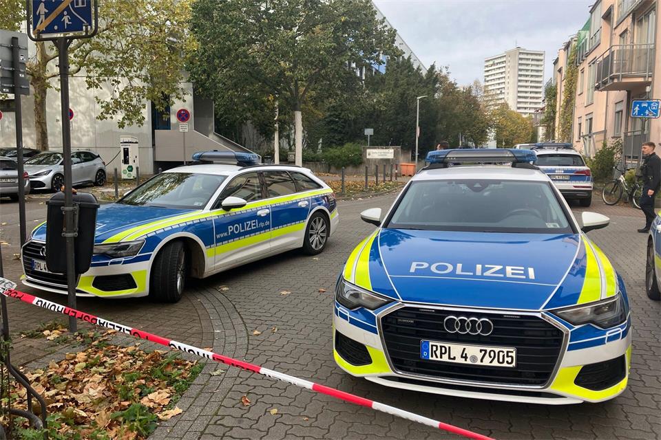 Immer wieder kam es an der Schule zum Einsatz von Polizei oder Feuerwehr. (Archivbild)Wolfgang Jung/dpa