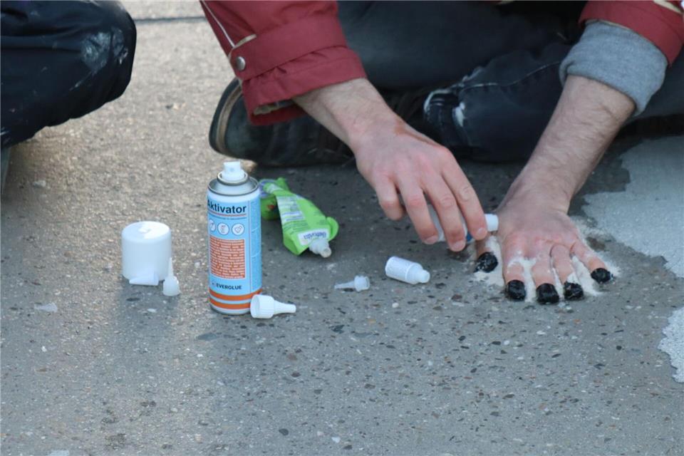 Immer wieder kleben sich Klimaaktivisten an Straßen fest.Rene Priebe/dpa