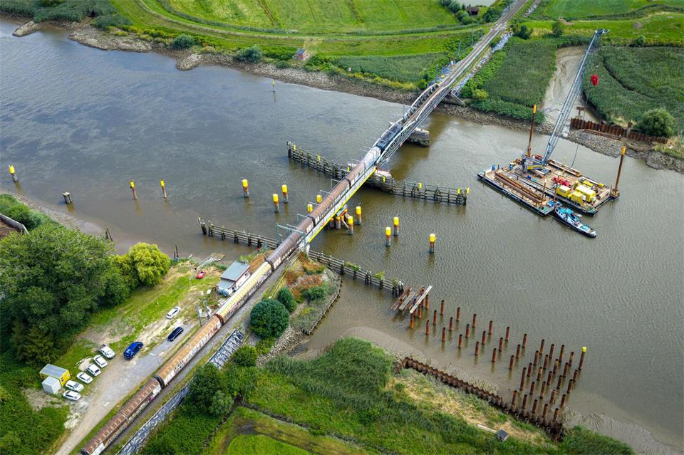 Immer wieder kollidieren Schiffe mit der Eisenbahnbrücke in Elsfleth. (Symbolbild)Sina Schuldt/dpa