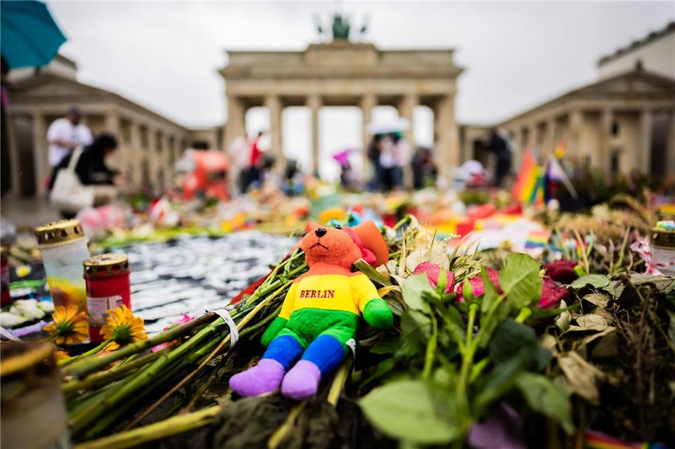 Immer wieder kommen  Menschen ans Brandenburger Tor, um der Opfer des islamistischen Anschlags zu gedenken.   Christoph Soeder/dpa