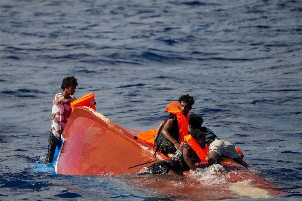 Immer wieder kommen Menschen bei der Fahrt übers Mittelmeer ums Leben. (Archivbild)Francisco Seco/AP/dpa