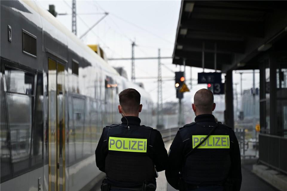 Immer wieder kommt es an Bahnhöfen zu Gewalt. (Symbolfoto)Katharina Kausche/dpa