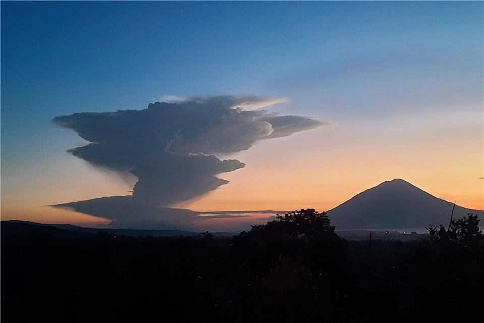 Indonesischer Vulkan spuckt zehn Kilometer hohe Aschesäule Immer wieder kommt es an dem Feuerberg zu Eruptionen, die Einwohner und auch Touristen in Schrecken versetzen. (Archivbild)Andre Kriting/AP/dpa