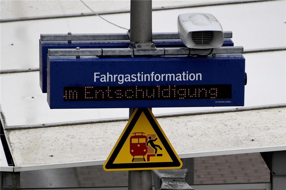 Immer wieder kommt es aus der Strecke zu Verspätungen und Zugausfällen. (Illustration)Carsten Rehder/dpa