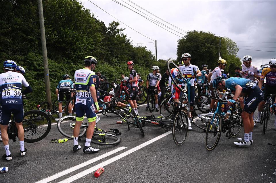 Immer wieder kommt es bei der Tour de France zu Massenstürzen. (Archivbild)Pool Anne-Christine Poujoulat/BELGA/dpa