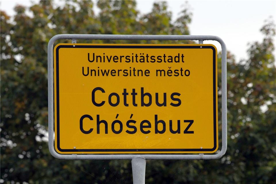 Immer wieder kommt es in Cottbus zu Angriffen, Einschüchterungsversuchen und verbotenen Nazi-Parolen. (Symbolbild)Paul Zinken/dpa-Zentralbild/dpa