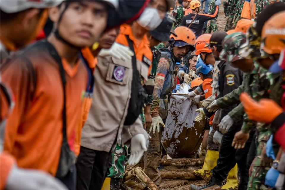 Immer wieder kommt es während der Regenzeit in Indonesien zu Erdrutschen.Dimas Rachmatsyah/ZUMA Press Wire/dpa