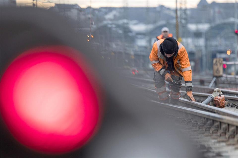 Immer wieder kommt es wegen der Erneuerung des Bahnknotens Mainz zu Teilausfällen und zeitweisen Sperrungen. (Archivfoto) Hannes P Albert/dpa