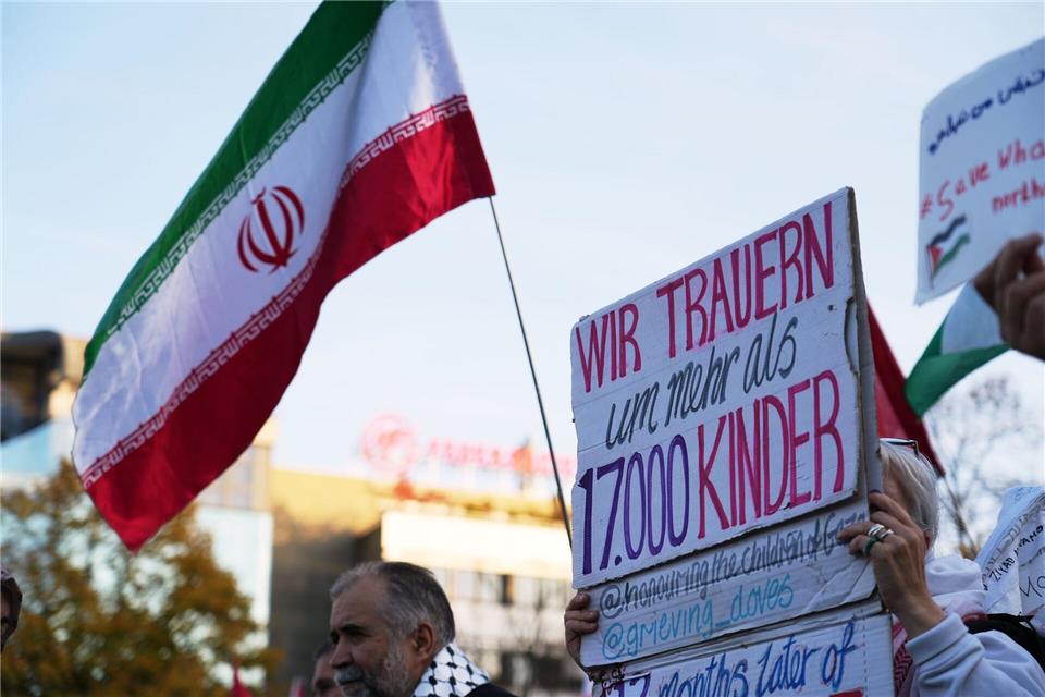 Festnahmen und Anzeigen bei propalästinensischer Demo Immer wieder kommt es zu Vorfällen bei propalästinensischen Demos in Berlin. Manuel Genolet/dpa