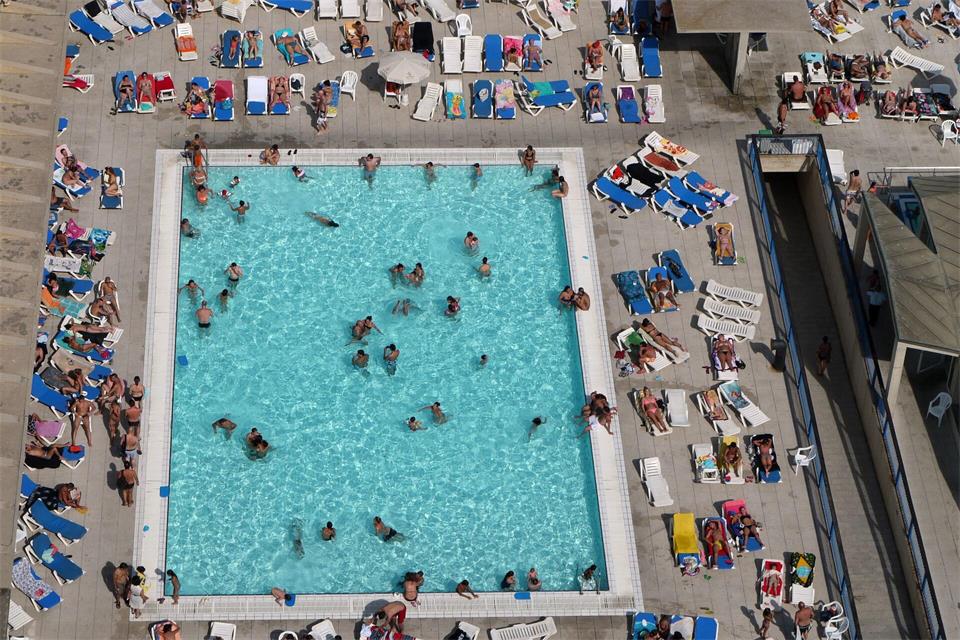 Immer wieder müssen in Spanien Freibäder hastig geräumt werden, weil vor allem Kinder und Jugendliche absichtlich ihre Fäkalien ins Wasser ablassen. (Archiv-Bild)picture alliance / dpa