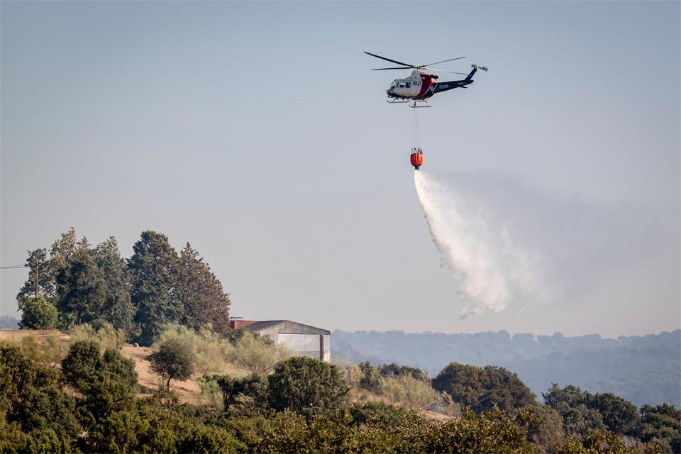 Immer wieder müssen in Spanien Hubschrauber für die Bekämpfung der vielen Waldbrände eingesetzt werden. (Archiv-Bild)A. Pérez Meca/EUROPA PRESS/dpa