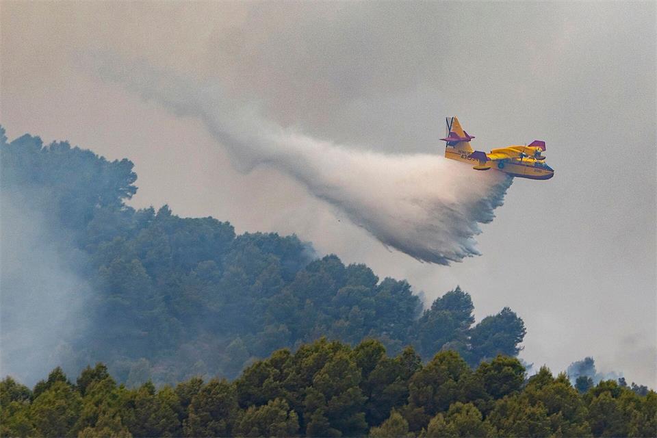 Immer wieder müssen in Spanien Waldbrände in unwegsamen Regionen wie hier Ende Juli in Castellón (Valencia) bekämpft werden. (Archivbild)Ángel Sánchez/EUROPA PRESS/dpa