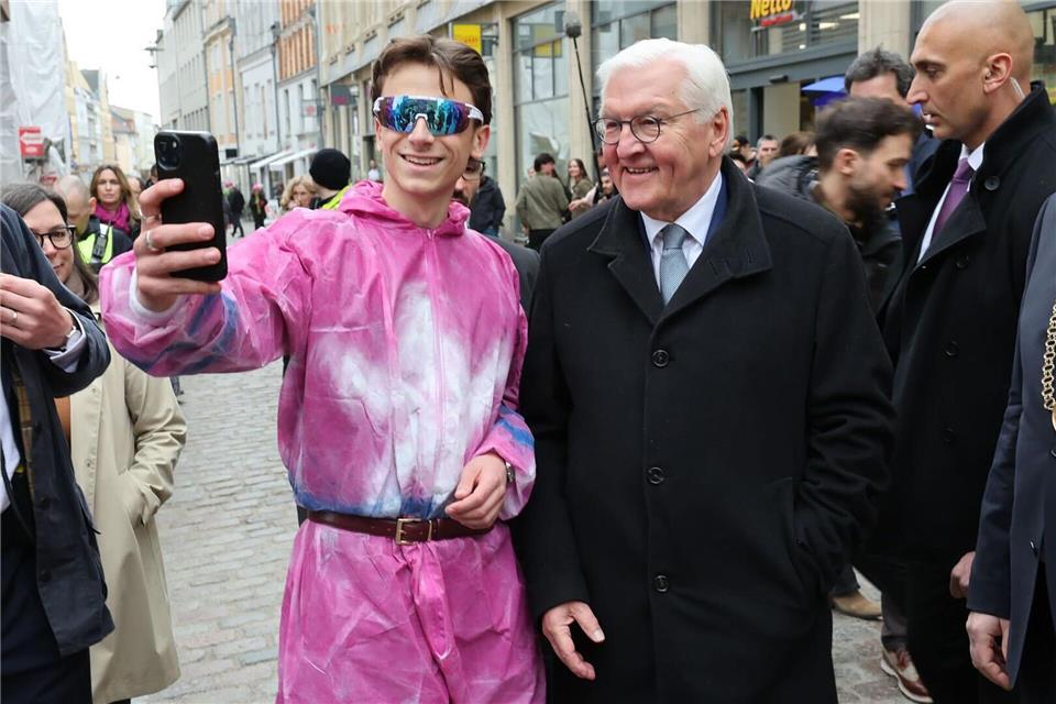 Immer wieder musste das deutsche Staatsoberhaupt für Selfies anhalten.Jens Büttner/dpa