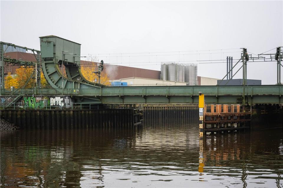 Immer wieder prallen Schiffe an die Oldenburger Eisenbahn-Klappbrücke. (Archivbild)Sina Schuldt/dpa