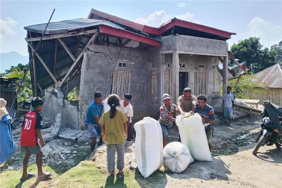 Immer wieder richten Erdbeben in Indonesien schwere Schäden an Gebäuden an und treiben deren Bewohner in die Flucht. Kurniawan/AP/dpa