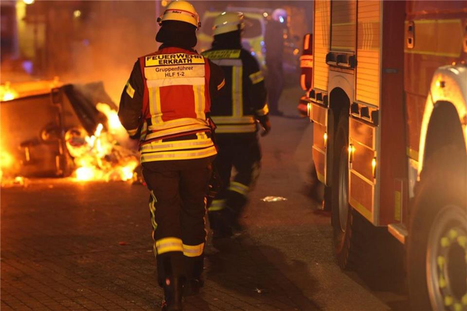 Immer wieder rückte die Feuerwehr in Erkrath wegen brennender Container aus - und wurde dann mit Böllern beschossen Feuerwehr Erkrath/dpa