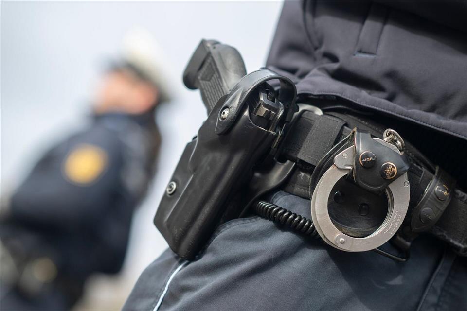 Immer wieder sehen sich Polizisten gezwungen, zur Waffe zu greifen.Marijan Murat/dpa