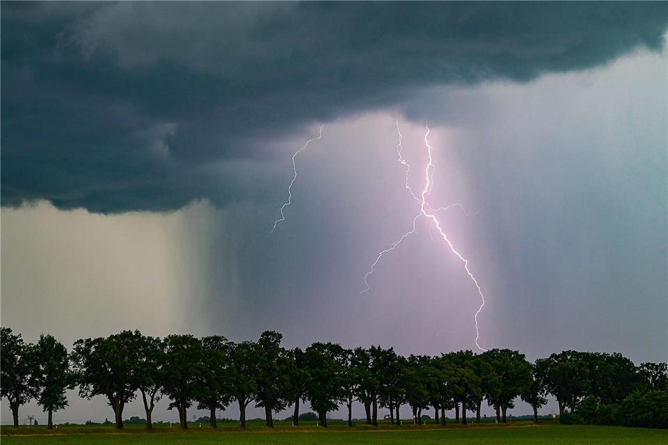 Immer wieder soll es bis zum Wochenende in Rheinland-Pfalz und im Saarland regnen und gewittern. Auch Hagel und Starkregen könnten mit von der Partie sein. (Symbolbild)Patrick Pleul/dpa