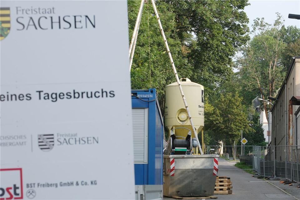 Immer wieder sorgt Altbergbau in Sachsen für Schäden, wie hier in einer Straße in Annaberg-Buchholz. Dort kam es im Juni zu einem Tagesbruch. Sebastian Willnow/dpa