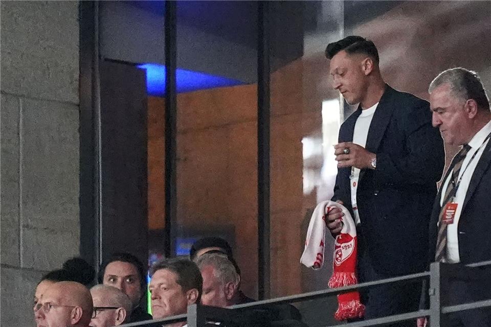 Immer wieder sorgt Mesut Özil mit politischen Aussagen für Kritik.