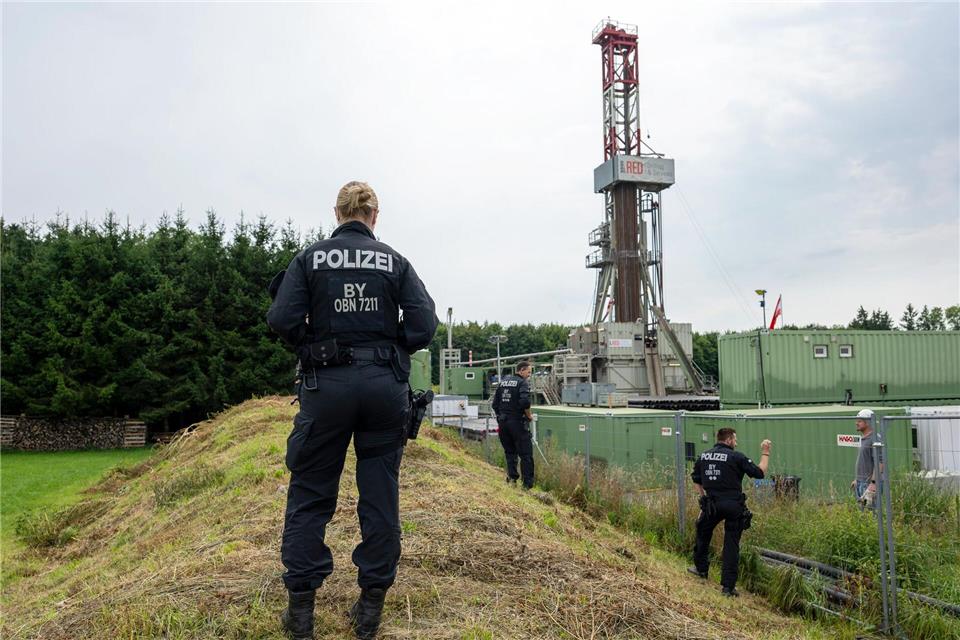 Immer wieder störten Proteste von Umweltschützern und Anwohnern die Gasbohrung - dennoch kommt das Projekt immer weiter voran. (Archivbild)Stefan Puchner/dpa