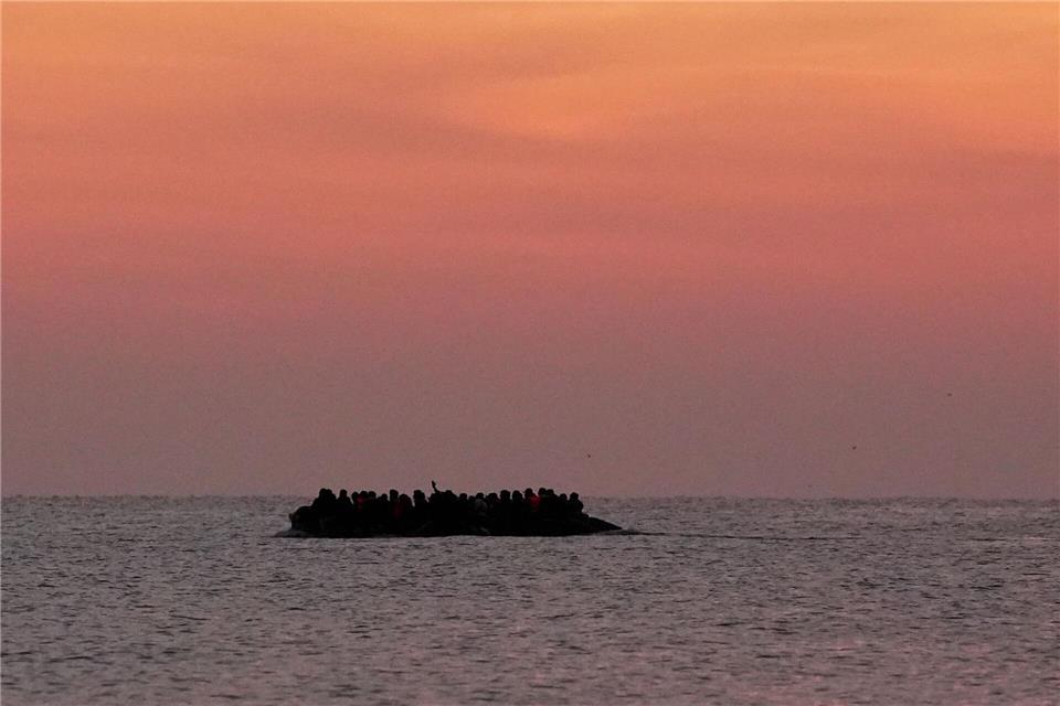 Immer wieder versuchen Menschen, auf kleinen Booten den Ärmelkanal nach Großbritannien zu überqueren. (Archivbild)Gareth Fuller/PA Wire/dpa