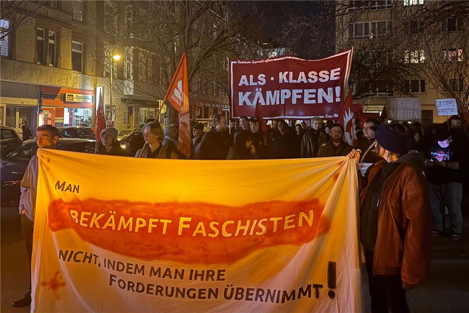 Immer wieder waren auf der Demo lautstarke Parolen zu hören. Philipp Rahn/dpa