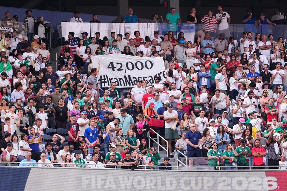Immer wieder waren während des Iran-Spiels politische Banner im Stadion zu sehen.Mark J. Terrill/AP/dpa