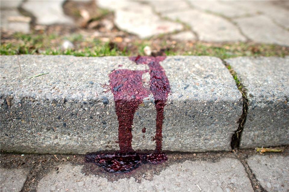 Immer wieder werden Frauen Opfer im Rahmen von Partnerschaftsgewalt. In einigen Fällen endet sie tödlich. (Symbolbild)Hauke-Christian Dittrich/dpa