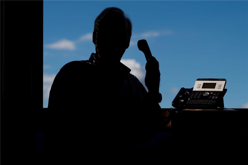 Immer wieder werden Menschen Opfer der telefonischen Betrugsmasche. (Symbolbild)Julian Stratenschulte/dpa
