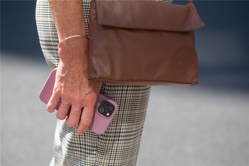 Immer wieder werden Passanten in London die Smartphones aus der Hand gerissen. (Symbolbild)Fernando Gutierrez-Juarez/dpa