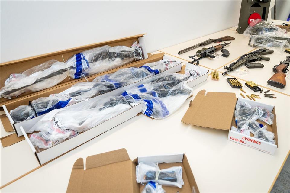 Immer wieder werden Waffen bei Razzien gefunden und beschlagnahmt. (Archivbild)Christoph Schmidt/Deutsche Presse-Agentur GmbH/dpa