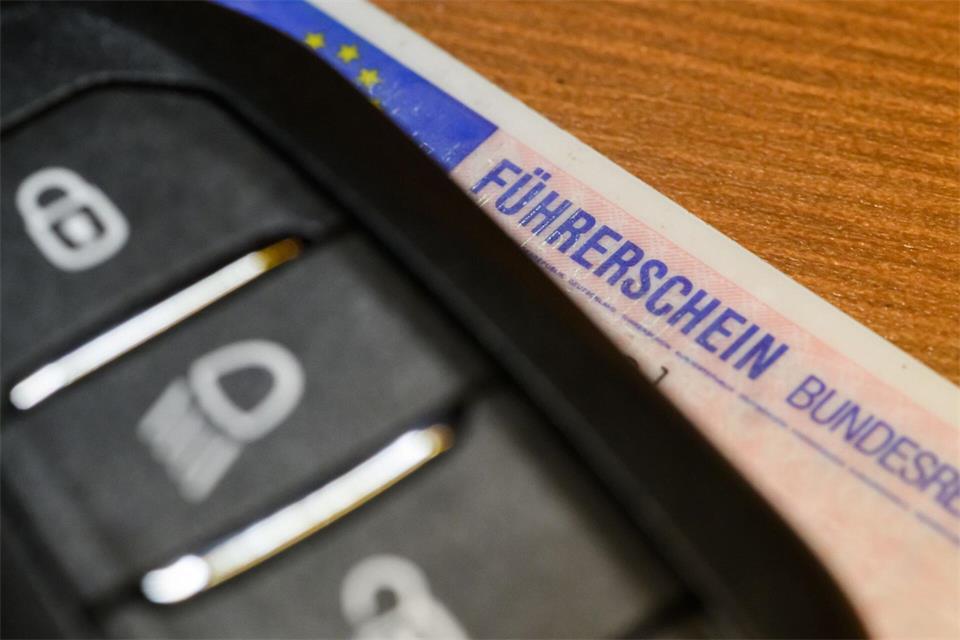 Immer wieder werden im Nordosten Führerscheine zurückgegeben. (Symbolbild)Robert Michael/dpa