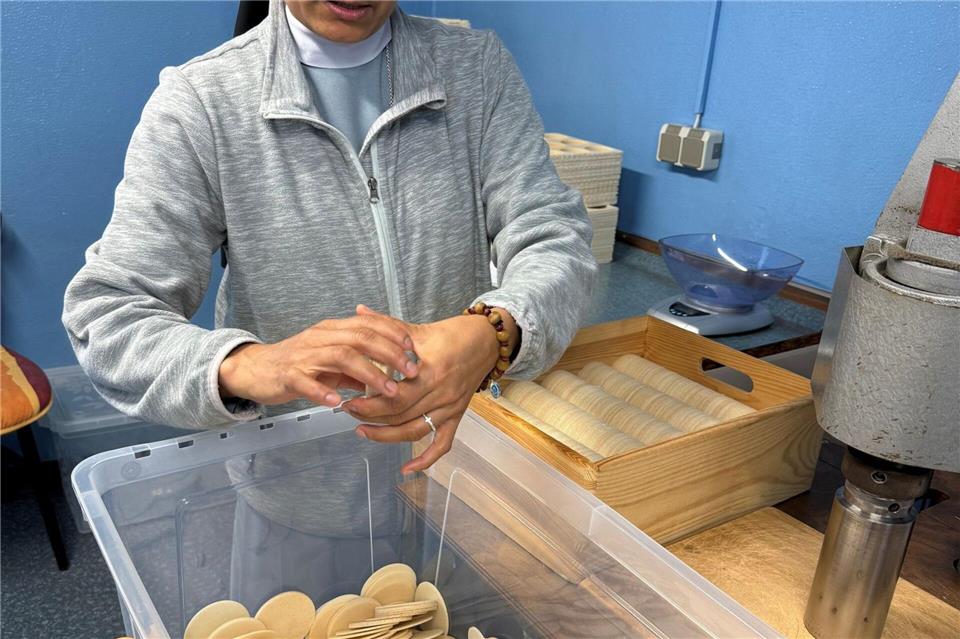 Immer wieder wird die Qualität der Hostien geprüft (Archivbild)Birgit Reichert/dpa