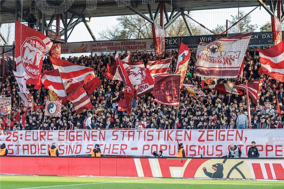 Immer wieder wird über die Sicherheit rund um Fußballspiele diskutiert.Andreas Gora/dpa