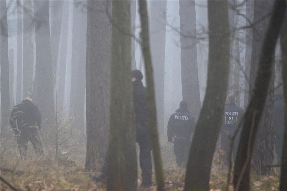 Immer wieder wurden Waldstücke in Stendal durchsucht. (Archivbild)Klaus-Dietmar Gabbert/dpa