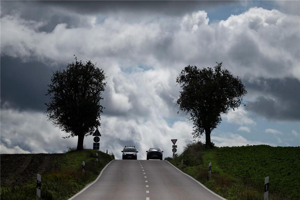 Immer wieder ziehen Wolken über Rheinland-Pfalz und das Saarland. (Symbolbild)Marijan Murat/dpa