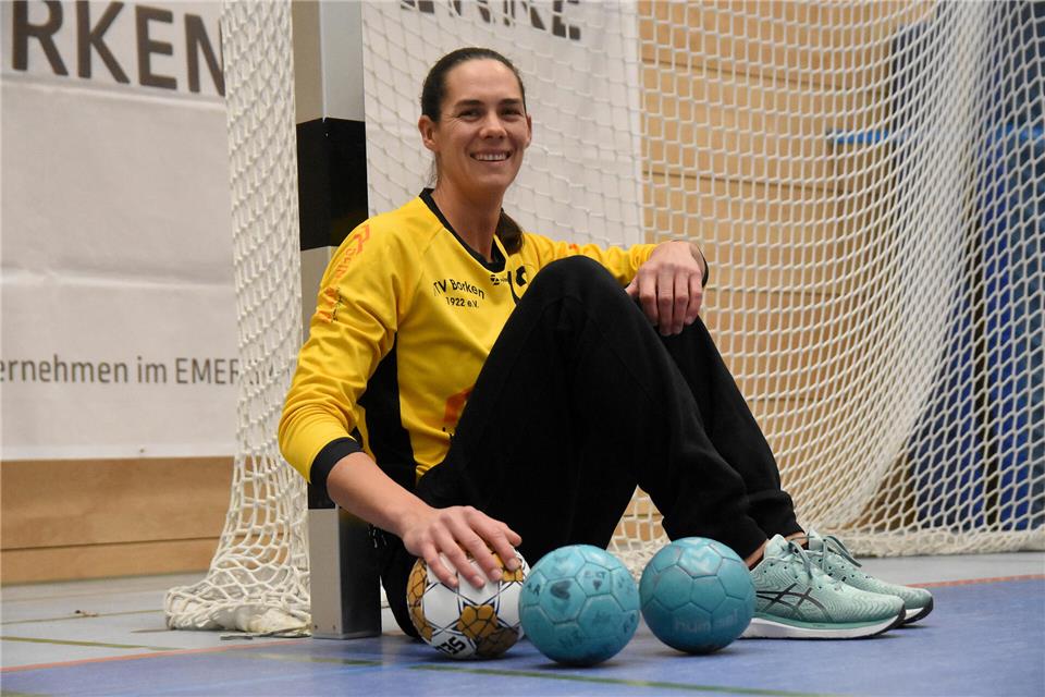 Importiert Gold-Glanz in die Regionsoberliga (und am Sonntag in der Oberliga) und erfüllt gerne Selfie-Wünsche ihrer Gegnerinnen: Kira Walkenhorst wechselte die Sportart und hütet seit Kurzem das Handballtor beim TV Borken.