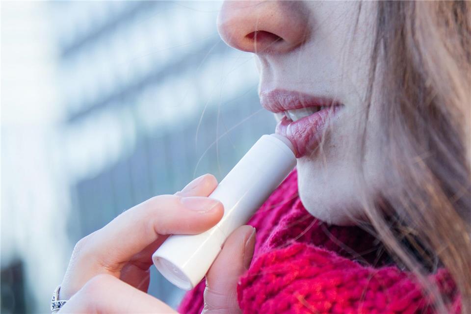„Öko-Test“: Nur ein Lippenpflegestift mit Glow ist sehr gut  In 17 von insgesamt 18 getesteten Lippenpflegestiften fand die Zeitschrift „Öko-Test“ den Farbstoff Titandioxid.Christin Klose/dpa-tmn