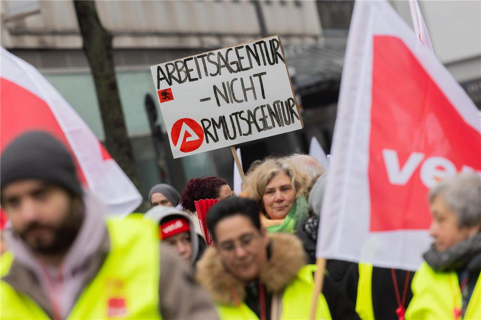 Streik im öffentlichen Dienst - Kitas zu, Busse im Depot In Aachen beteiligen sich nach Gewerkschaftsangaben 2.500 Teilnehmer an einer Kundgebung in der Innenstadt. Rolf Vennenbernd/dpa
